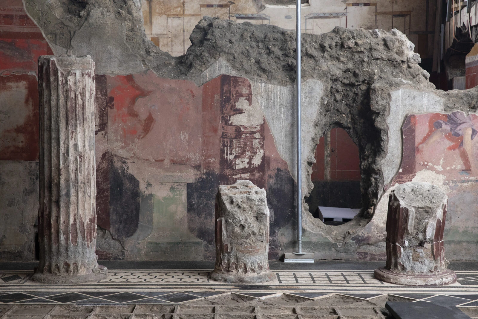 Presentation of the large Dionysian-themed fresco in Pompeii