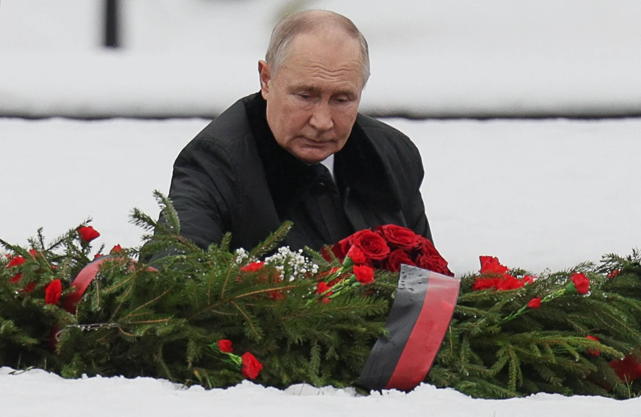 Vladimir Putin attends a wreath-laying ceremony at the 'Motherland' monument in Saint Petersburg