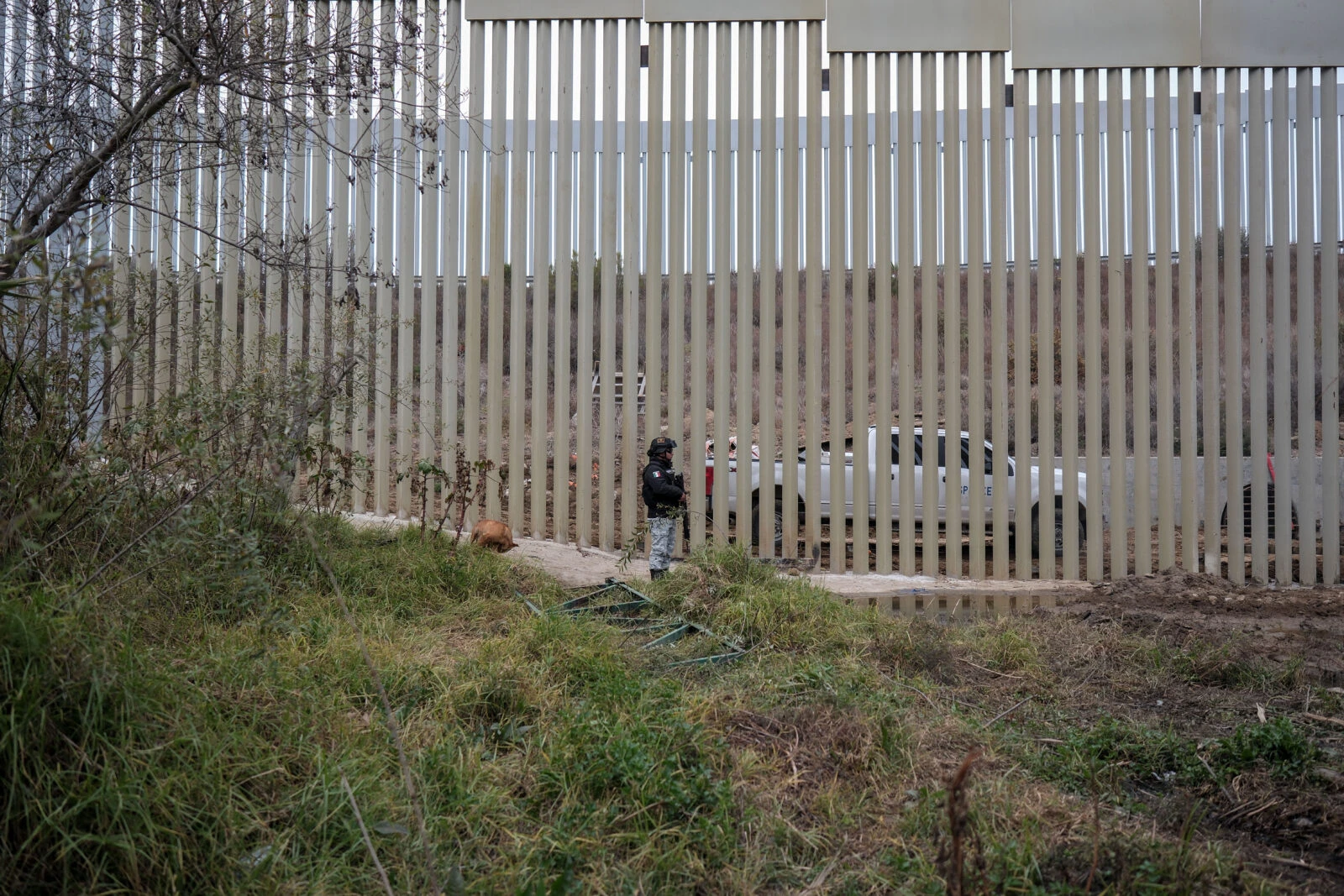 Photo shows mexican soldier standing guard at US border