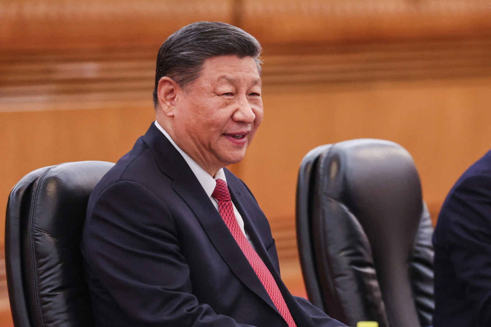 Photo shows xi jinping subtly smiling