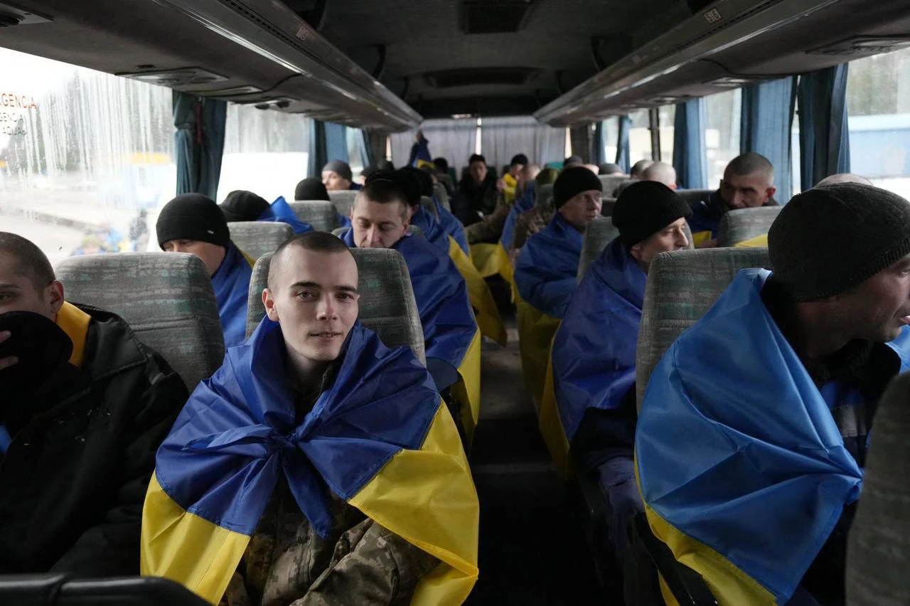 Ukrainian citizens wrapped in the Ukrainian national flag