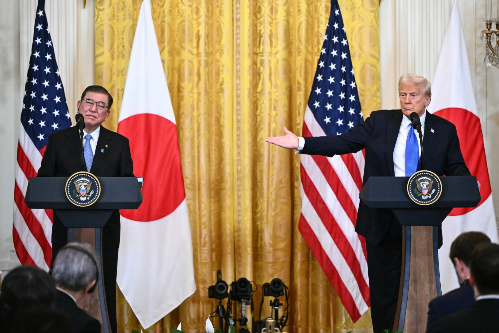 U.S. President Donald Trump (R) and Japanese Prime Minister Shigeru Ishiba (L)