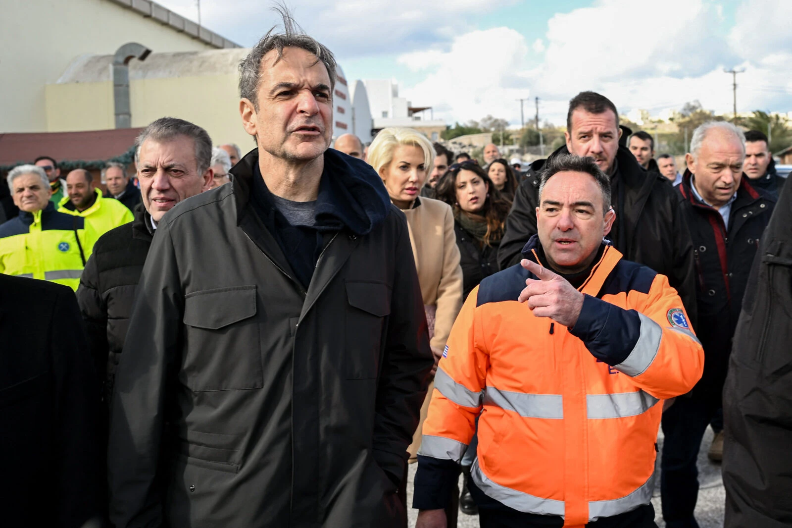 Greek PM Mitsotakis speaking to head of firefighting department in Santorini