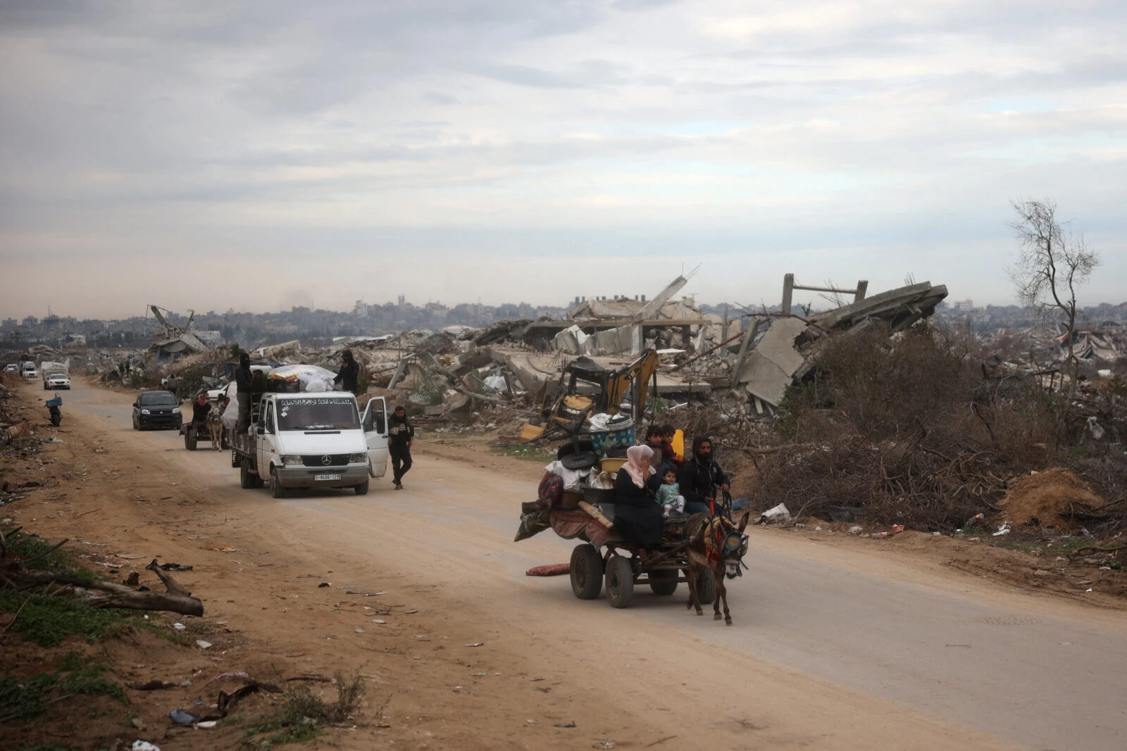 Displaced Palestinians cross the Netzarim corridor 