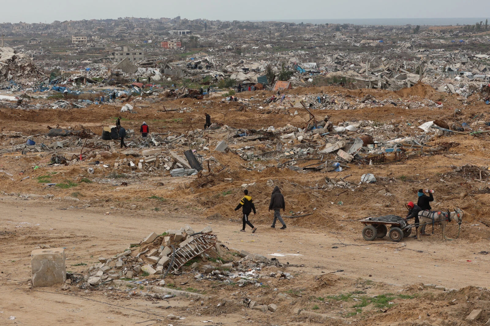 Displaced Palestinians cross the Netzarim corridor as they make their way to the northern parts of the Gaza Strip