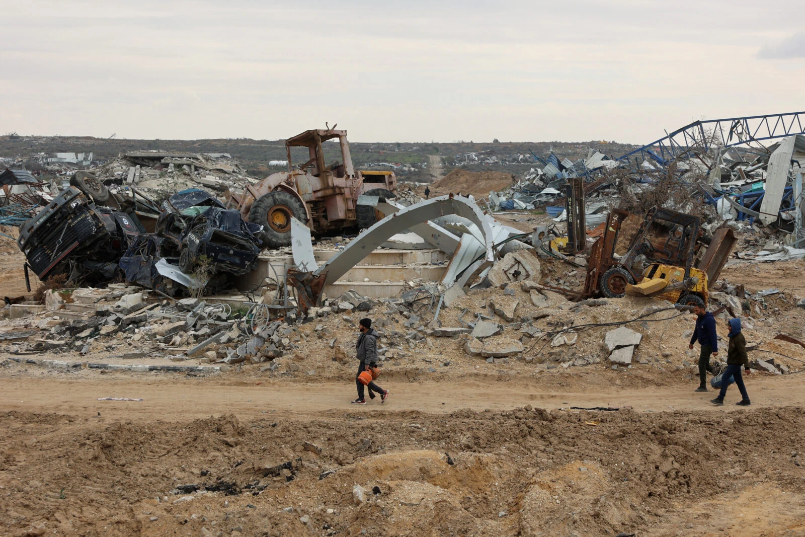 Displaced Palestinians walk 