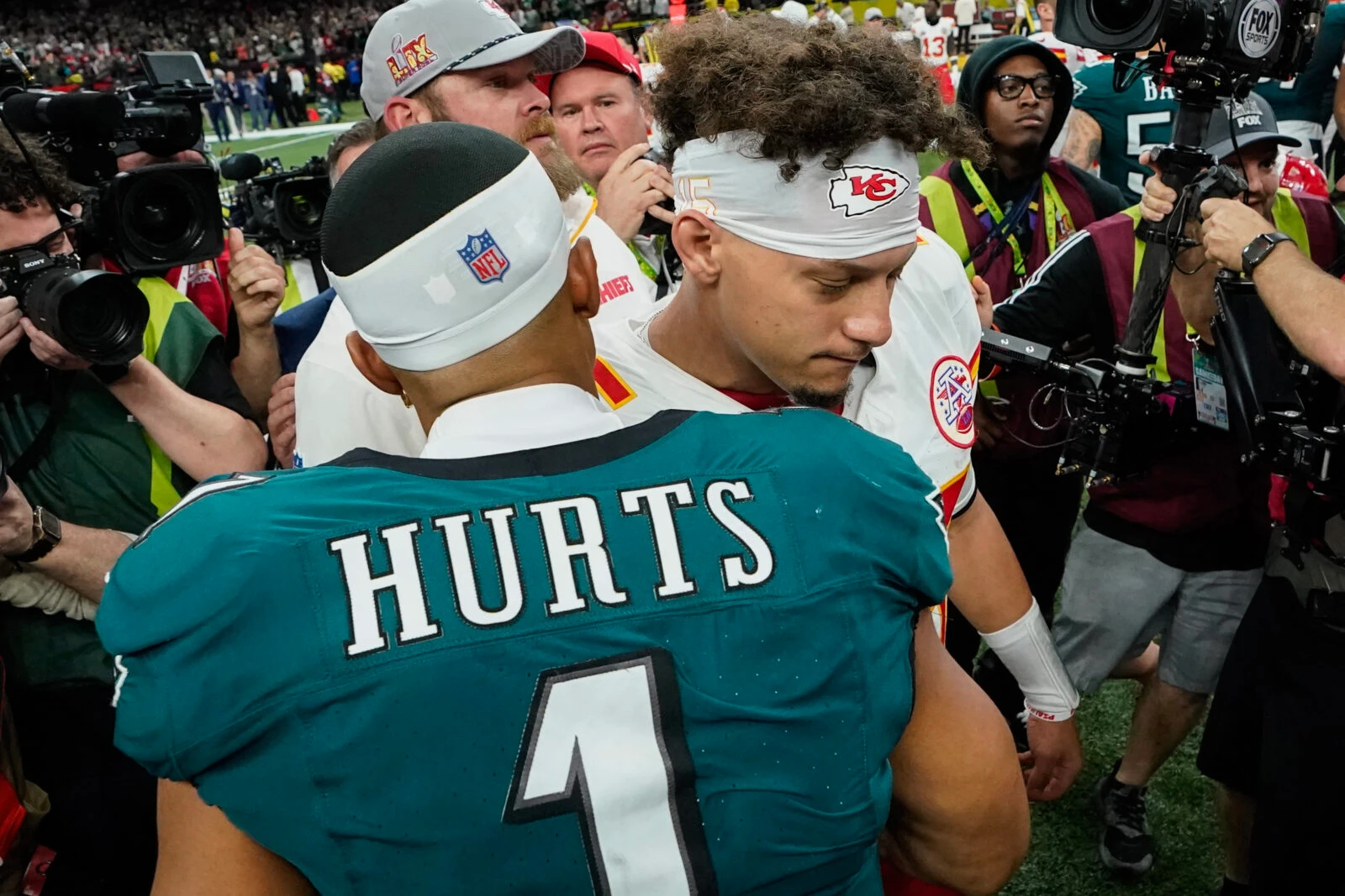 Photo shows eagles qb hurts comforting chiefs qb mahomes after super bowl 2025