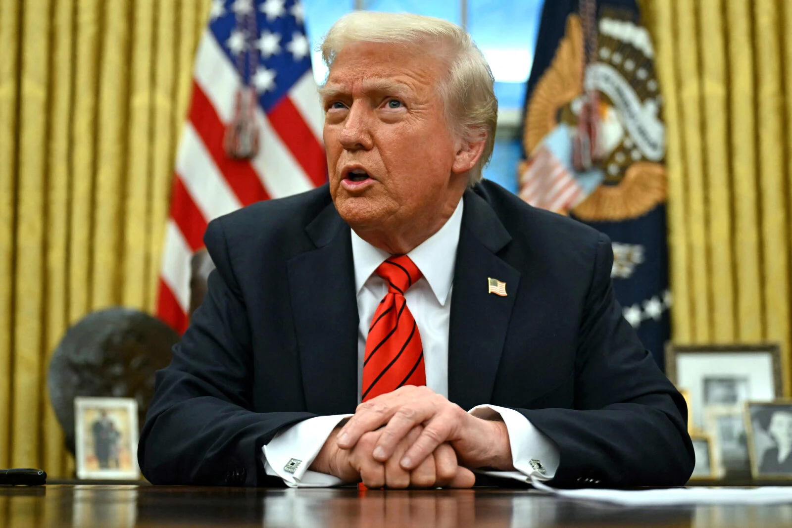 Photo shows US president trump in oval office