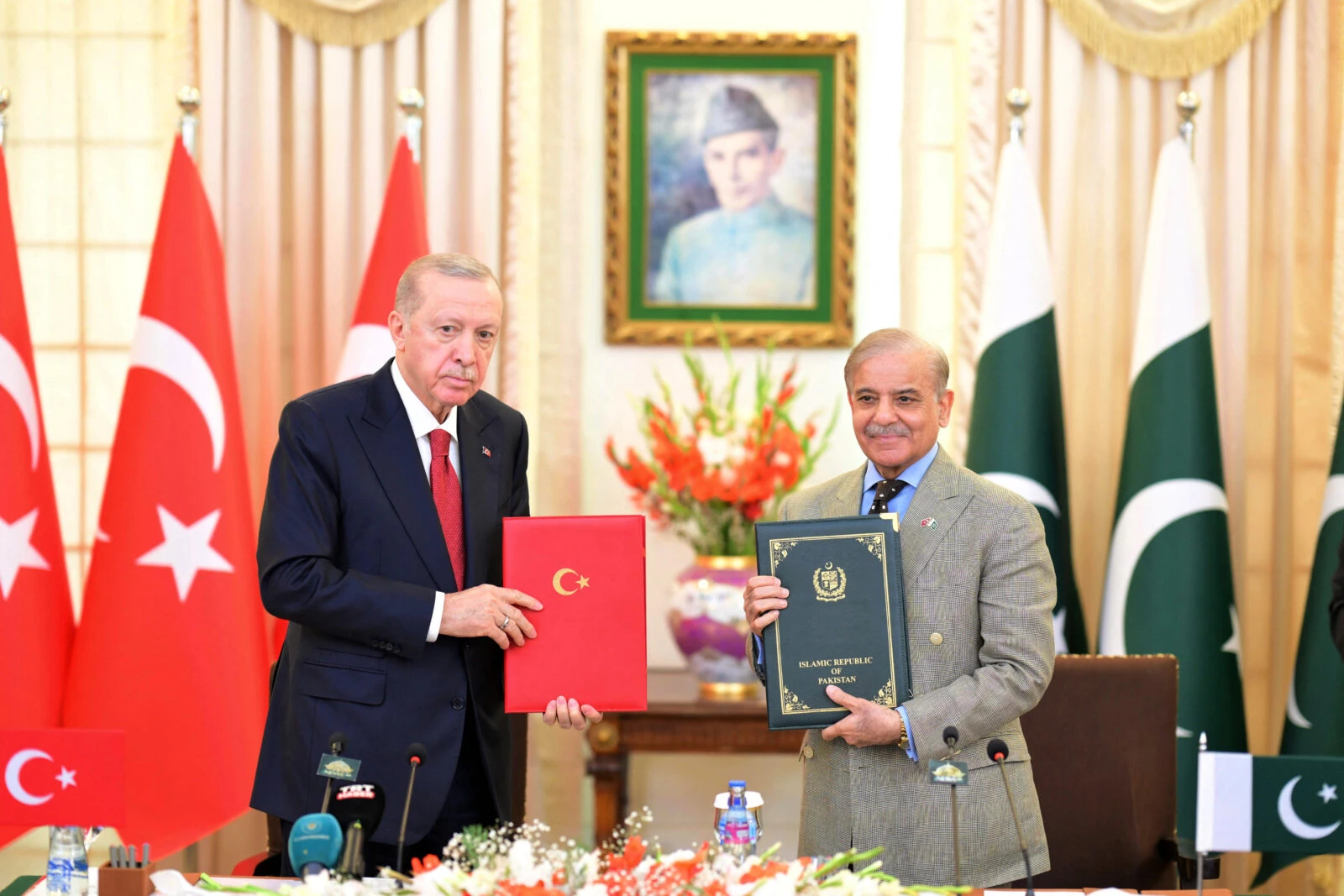 Photo shows Turkey's President Recep Tayyip Erdogan (L) and Pakistan's Prime Minister Shehbaz Sharif holding documents of joint declaration.