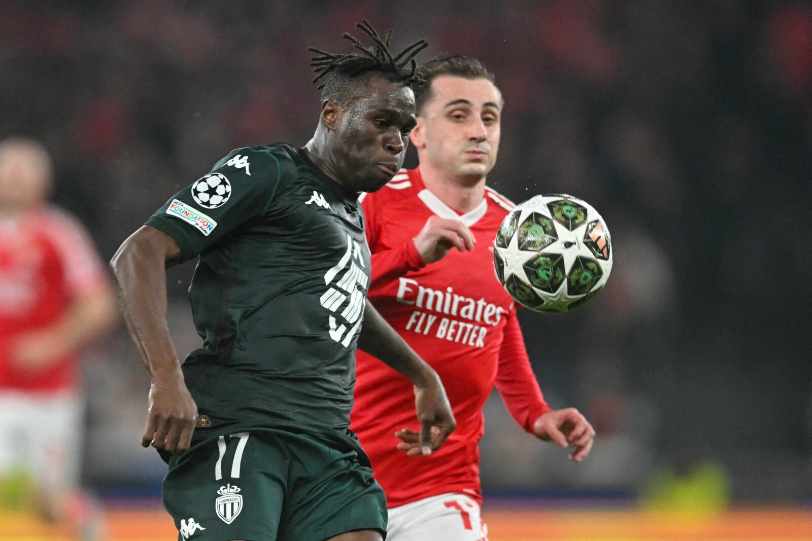 Photo shows Monaco's Ivorian defender #17 Wilfried Singo (L) vies for the ball with Benfica's Turkish midfielder #17 Muhammed Akturkoglu