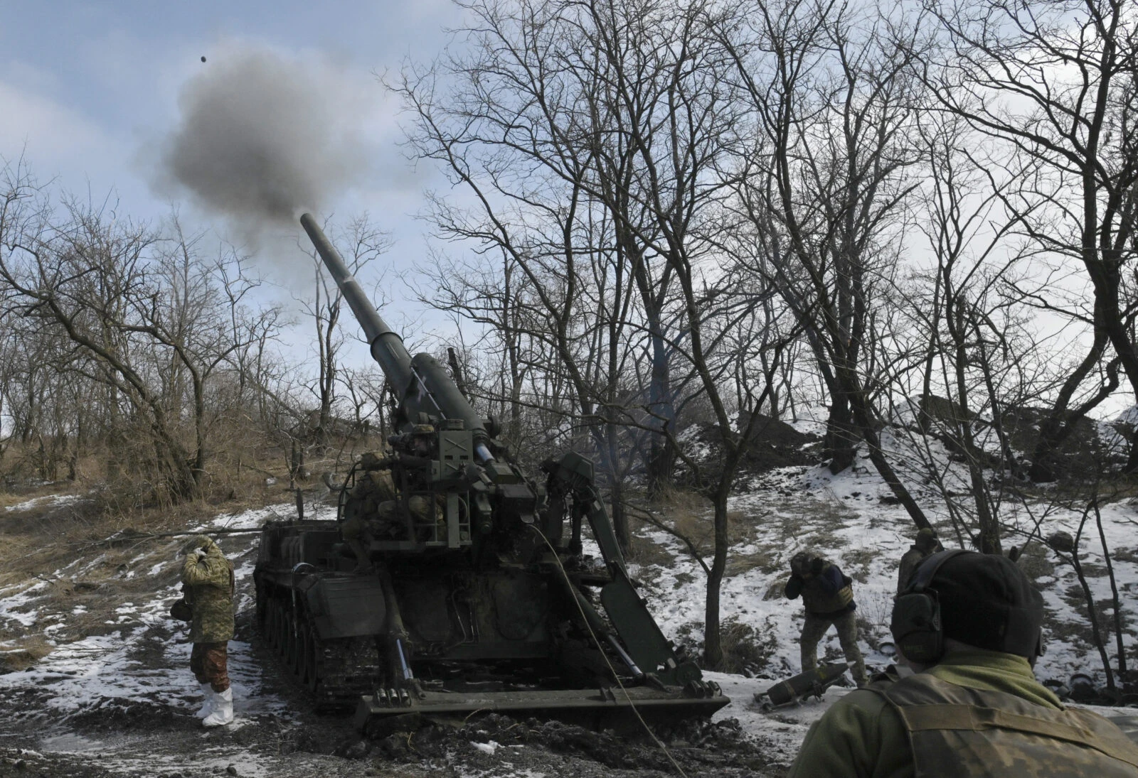 Ukrainian servicemen of the 43 Artillery Brigade fire a 2S7 Pion self-propelled cannon