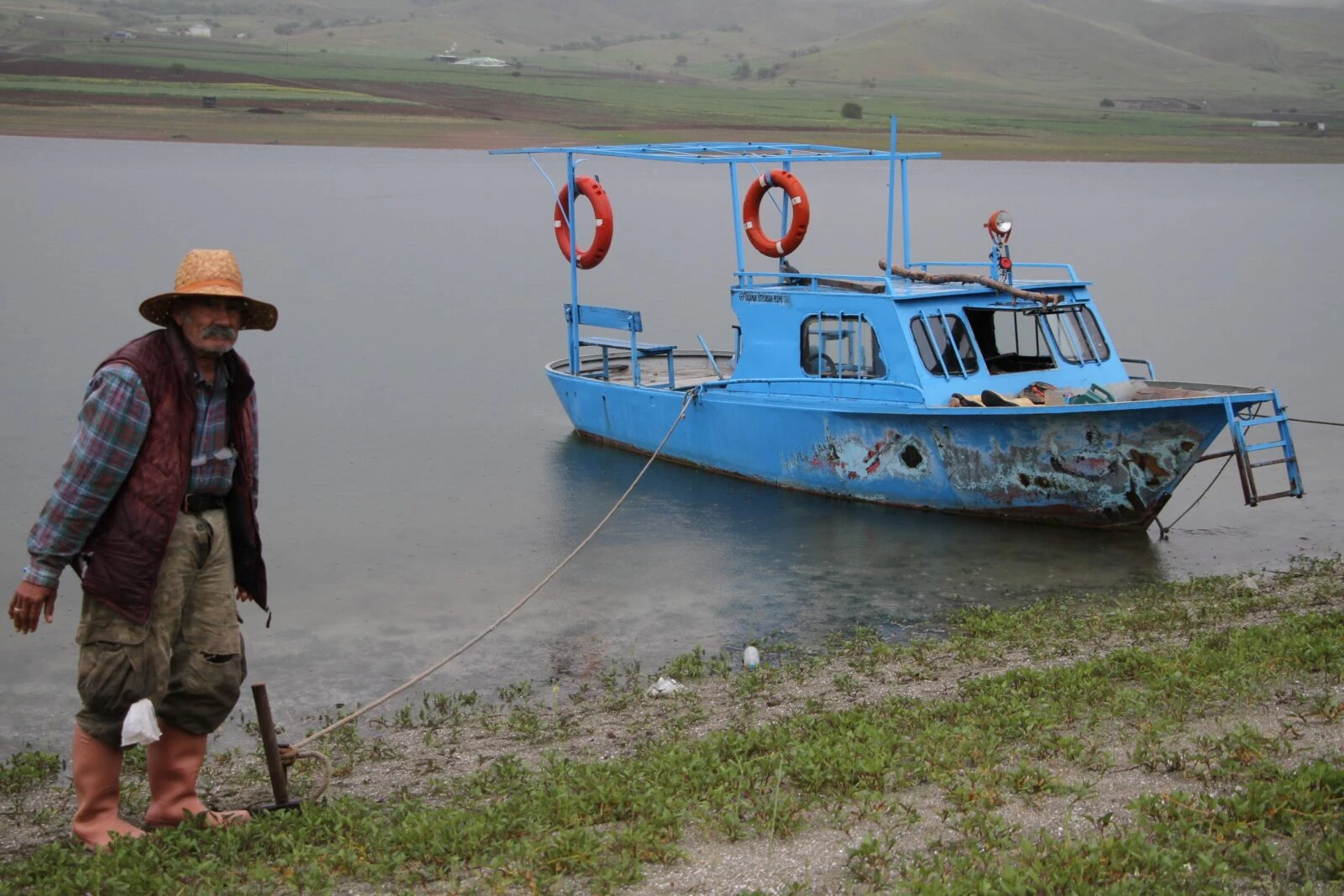 86-year-old Ziya Abay stands beside a cabin he built 15 years ago on an island in the Keban Dam Lake Basin, surrounded by lush greenery from the 4,000 saplings he planted.