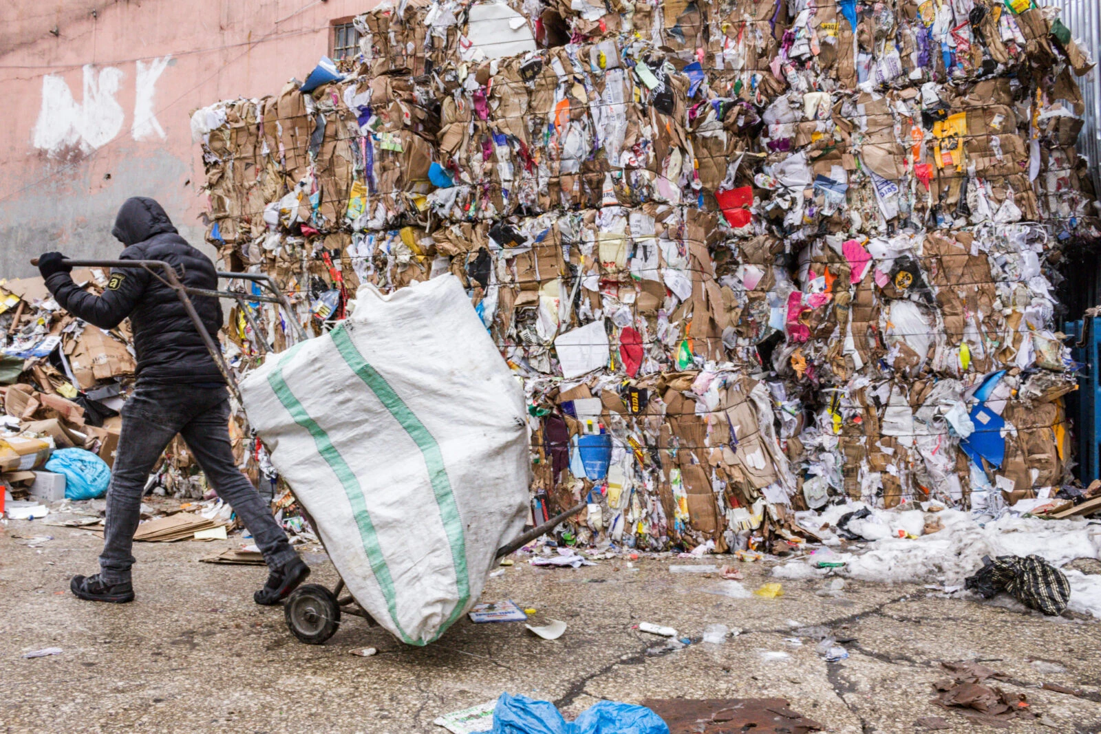 Worker moving recyclable materials through an urban area in Istanbul, Türkiye - Zero Waste