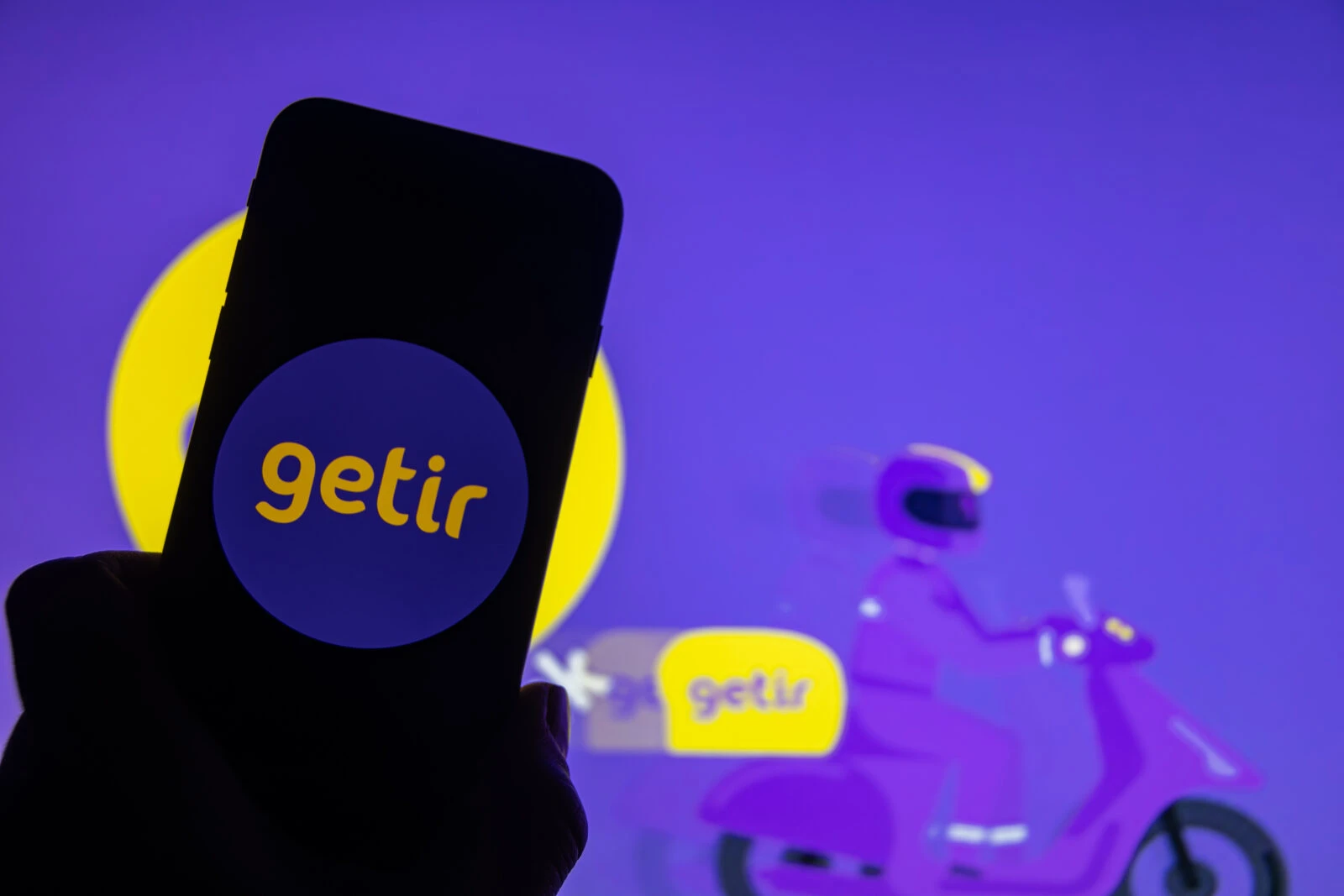 a smartphone displaying the Getir logo