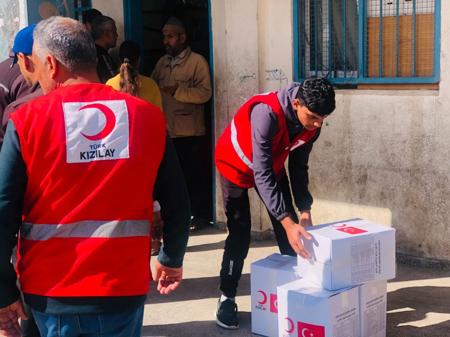 Turkish Red Crescent distributing aid in Gaza