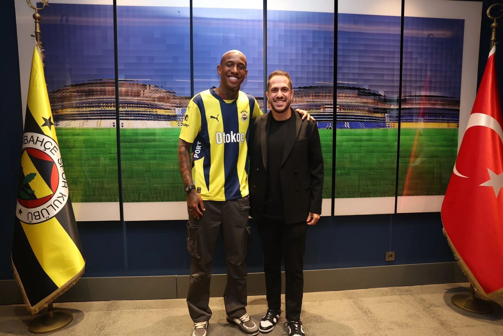 Brazilian star Anderson Talisca (L) and his Türkiye agent, Deniz Saritac (R)