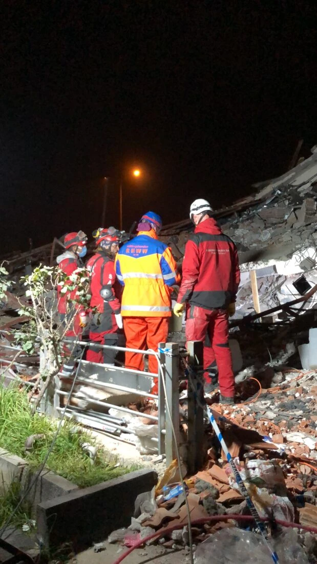 Search-and-rescue teams, including international responders, work through the night to find survivors ın turkey