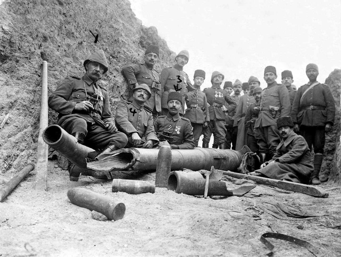 A historical photograph showing the Ottoman army engaged in battle during the Çanakkale campaign, demonstrating their determination and resilience.