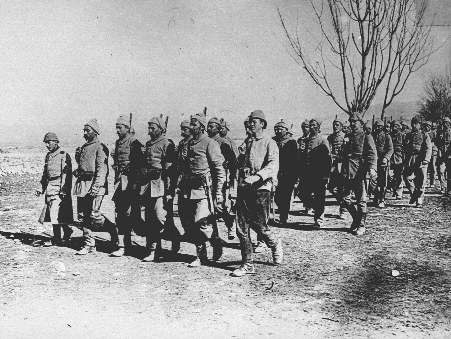 A historical photograph showing the Ottoman army engaged in battle during the Çanakkale campaign, demonstrating their determination and resilience.