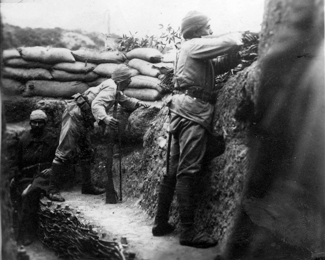 A historical photograph showing the Ottoman army engaged in battle during the Çanakkale campaign, demonstrating their determination and resilience.