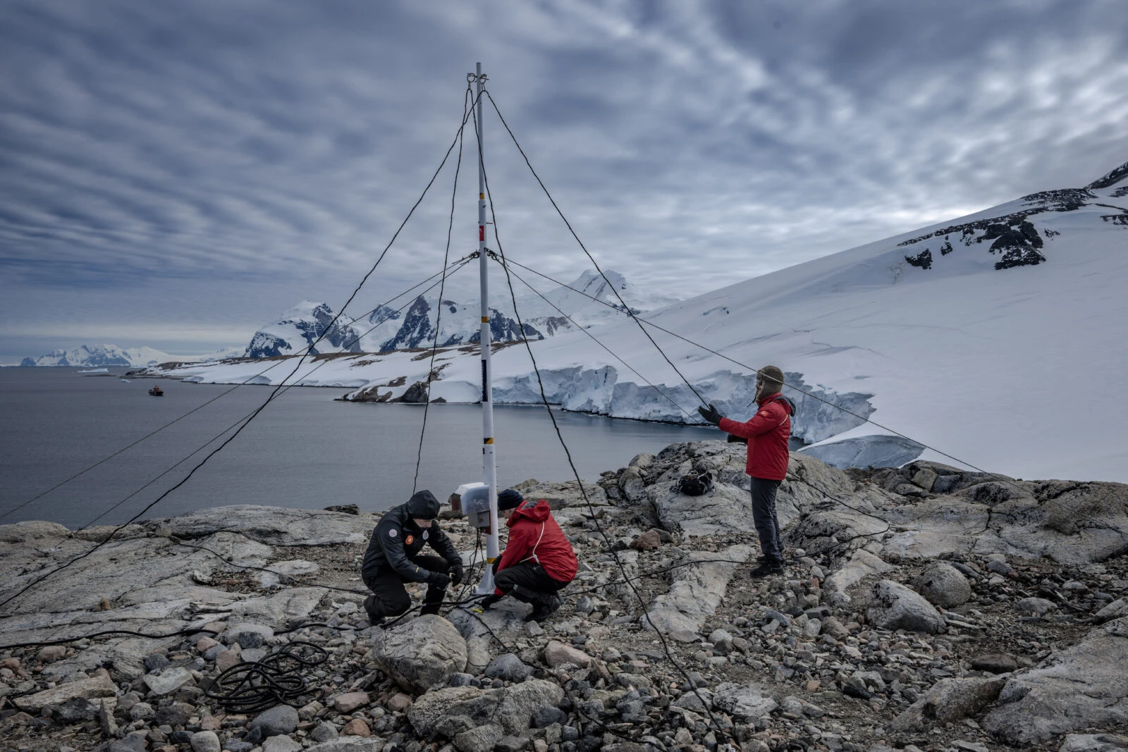 The 9th National Antarctic Science Expedition continues under the auspices of the Presidency, under the auspices of the Ministry of Industry and Technology and under the coordination of TUBITAK MAM Polar Research Institute. Turkish scientists arrived at Horseshoe Island, the laboratory of Turkish scientists at the South Pole, and started their scientific studies. The 20-member science team first raised the Turkish flag and recited the National Anthem. Emre Taskiran of Koc University is seen working during the investigation process. ( Şebnem Coşkun - Anadolu Agency )