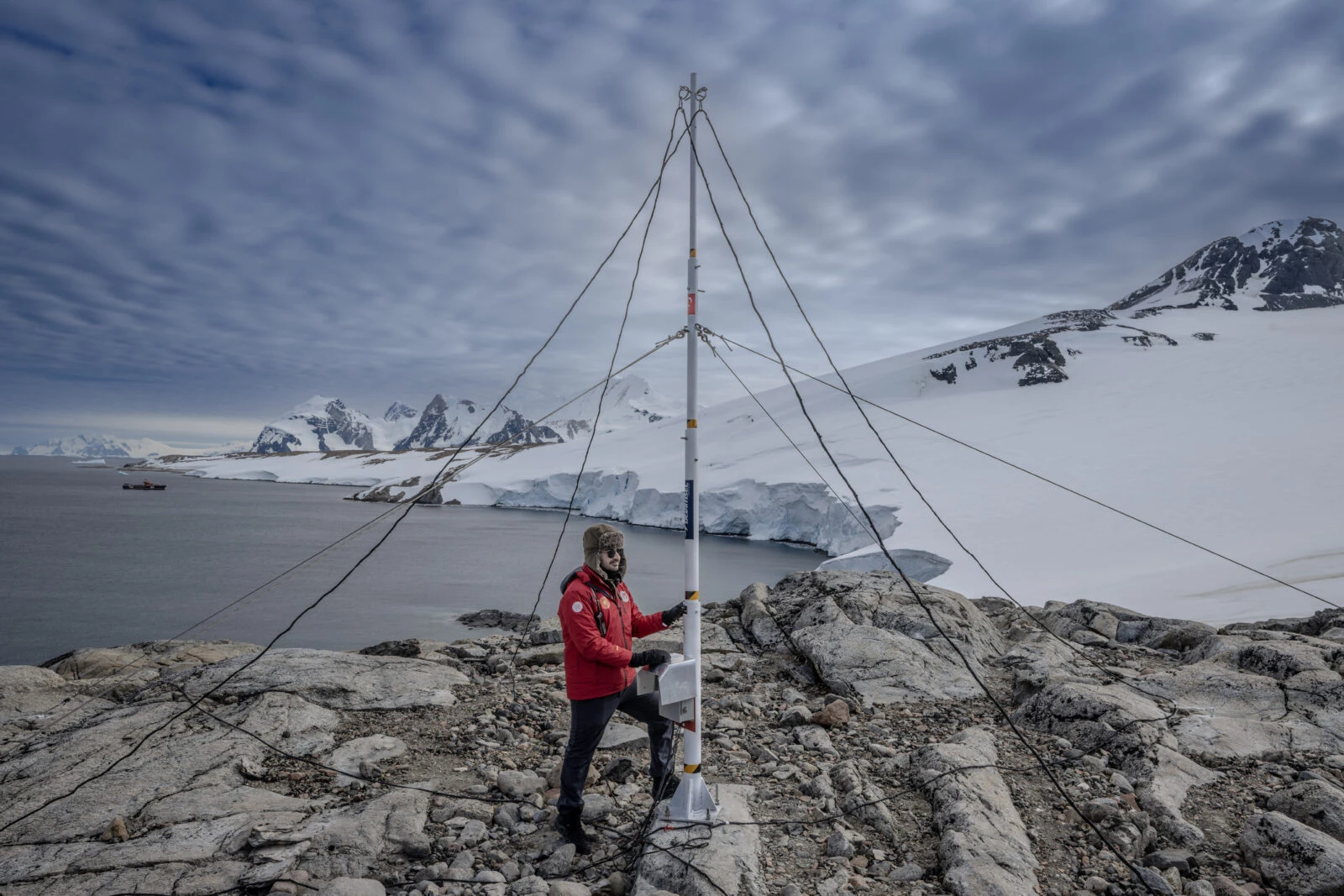 The 9th National Antarctic Science Expedition continues under the auspices of the Presidency, under the auspices of the Ministry of Industry and Technology and under the coordination of TUBITAK MAM Polar Research Institute. Turkish scientists arrived at Horseshoe Island, the laboratory of Turkish scientists at the South Pole, and started their scientific studies. The 20-member science team first raised the Turkish flag and recited the National Anthem. Emre Taskiran of Koc University is seen working during the investigation process. ( Şebnem Coşkun - Anadolu Agency )