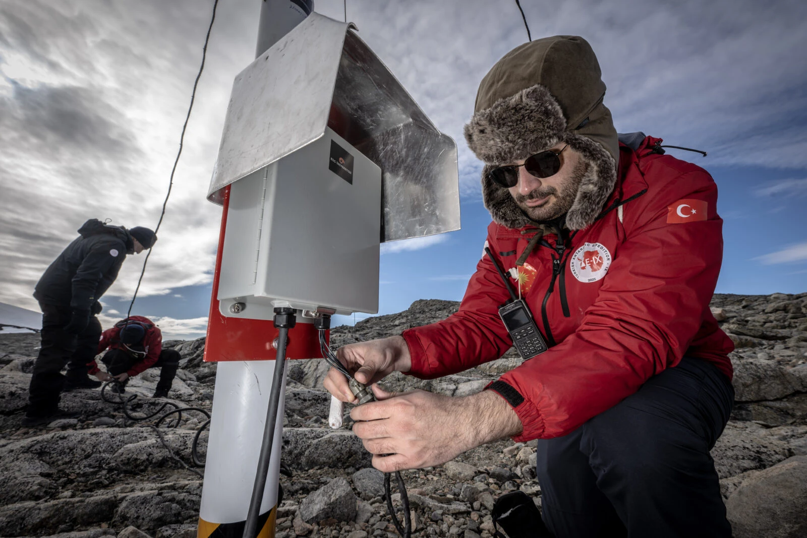 The 9th National Antarctic Science Expedition continues under the auspices of the Presidency, under the auspices of the Ministry of Industry and Technology and under the coordination of TUBITAK MAM Polar Research Institute. Turkish scientists arrived at Horseshoe Island, the laboratory of Turkish scientists at the South Pole, and started their scientific studies. The 20-member science team first raised the Turkish flag and recited the National Anthem. Emre Taskiran of Koc University is seen working during the investigation process. ( Şebnem Coşkun - Anadolu Agency )