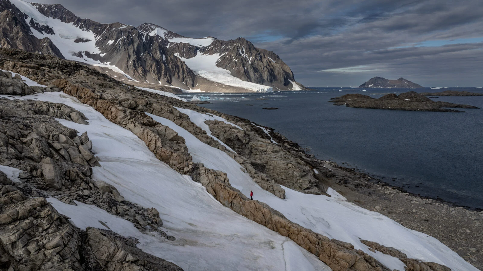 The 9th National Antarctic Science Expedition continues under the auspices of the Presidency, under the auspices of the Ministry of Industry and Technology and under the coordination of TUBITAK MAM Polar Research Institute. Turkish scientists arrived at Horseshoe Island, the laboratory of Turkish scientists at the South Pole, and started their scientific studies. The 20-member science team first raised the Turkish flag and recited the National Anthem. Emre Taskiran of Koc University is seen working during the investigation process. ( Şebnem Coşkun - Anadolu Agency )