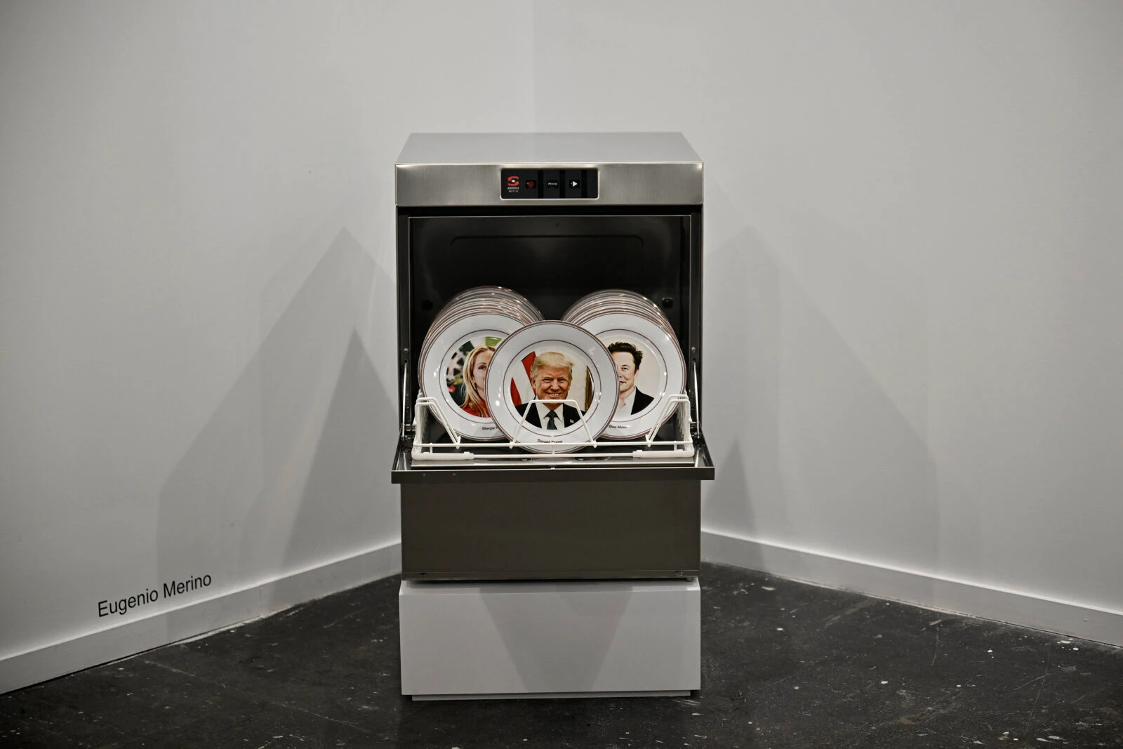 Madrid’s ARCO Art Fair exhibits photos of far-right leaders in dishwasher