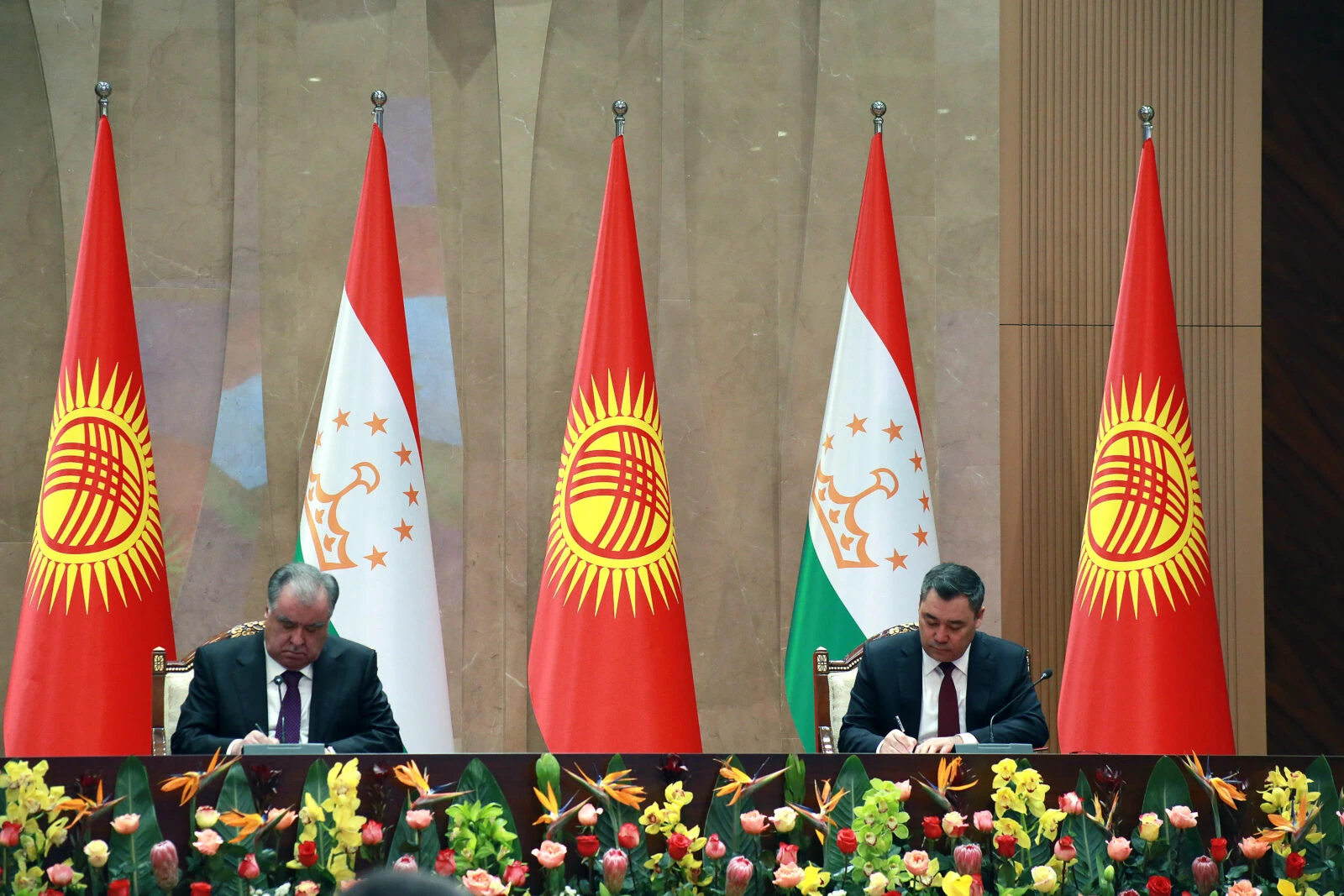 Photo shows Kyrgyz President Sadyr Japarov (R) and Tajik President Emomali Rahmon (L).