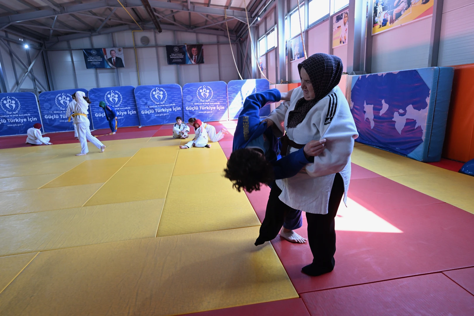 Grandparents take to the mat in Türkiye's Duzce, support judo-champion grandkids