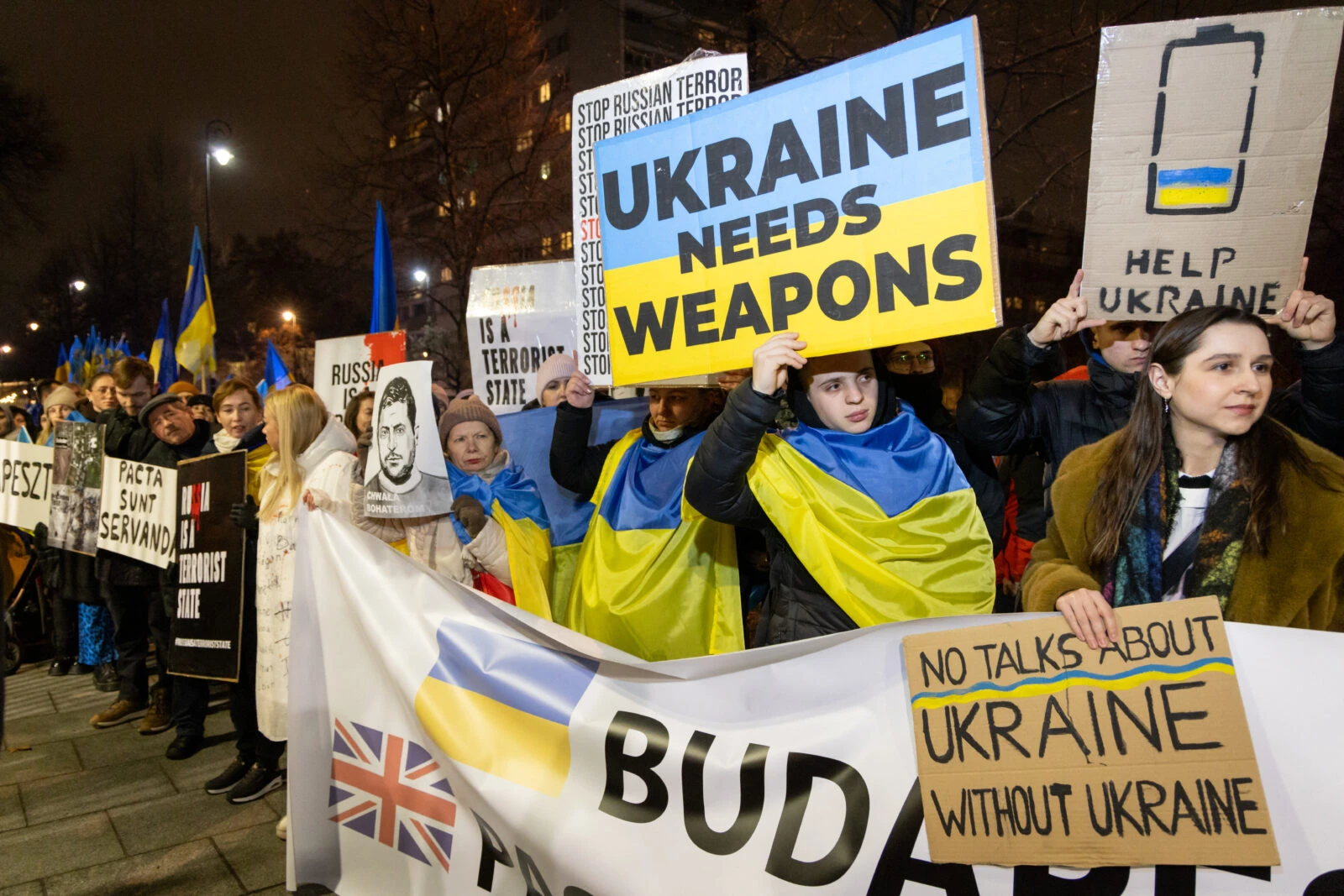 Photo shows Poles and members of the Ukrainian diaspora taking part in a rally in front of the US embassy in Warsaw with placards, one of them saying ukraine needs weapons 