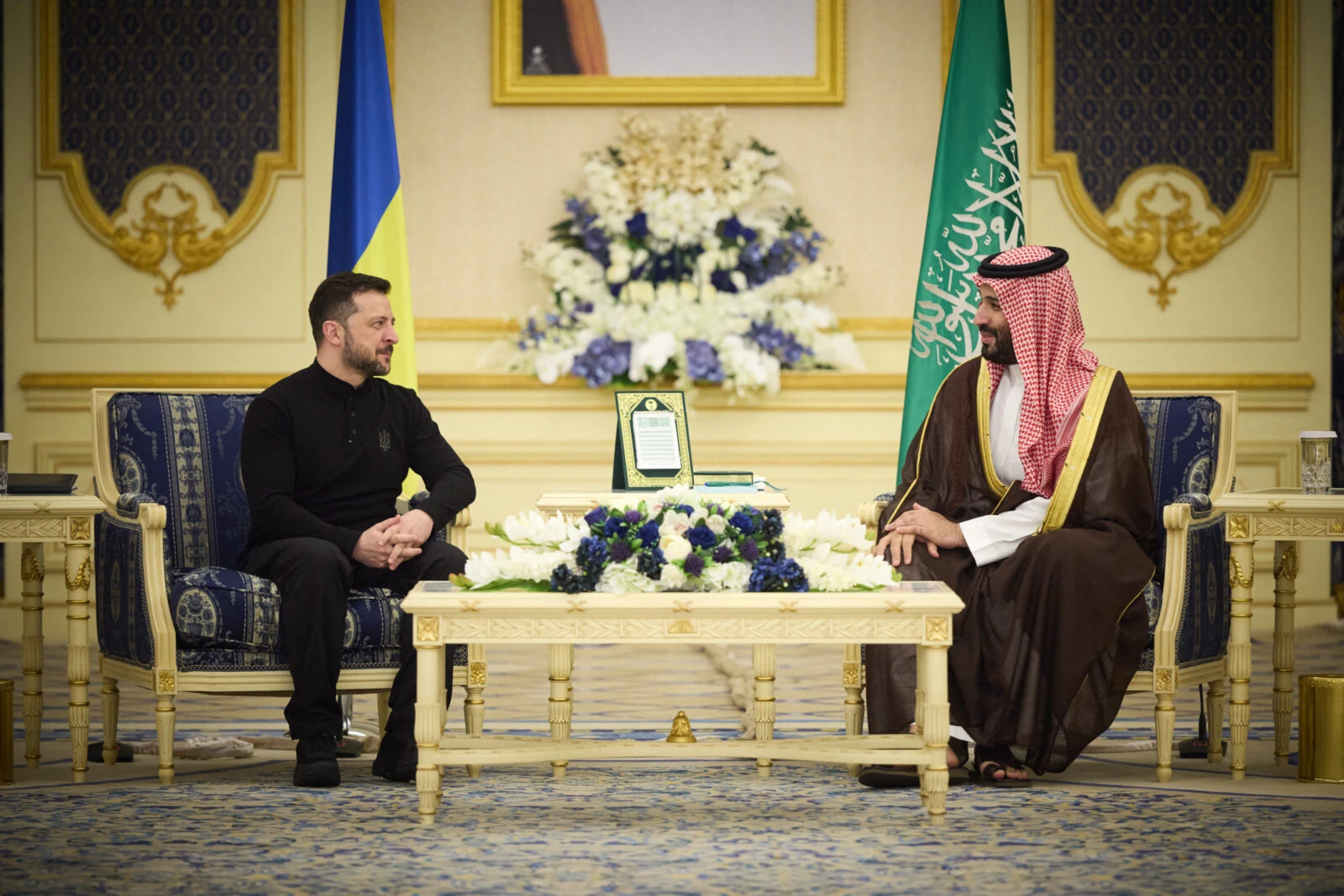 Photo shows shows Ukrainian President Volodymyr Zelenskyy (L) and Saudi Crown Prince Mohammed bin Salman (R).