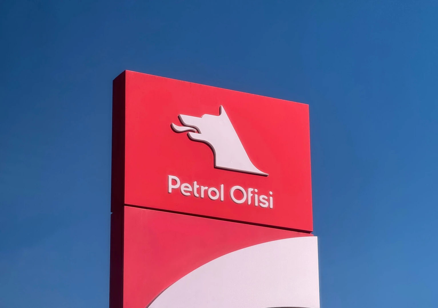 Petrol Ofisi sign against a clear blue sky