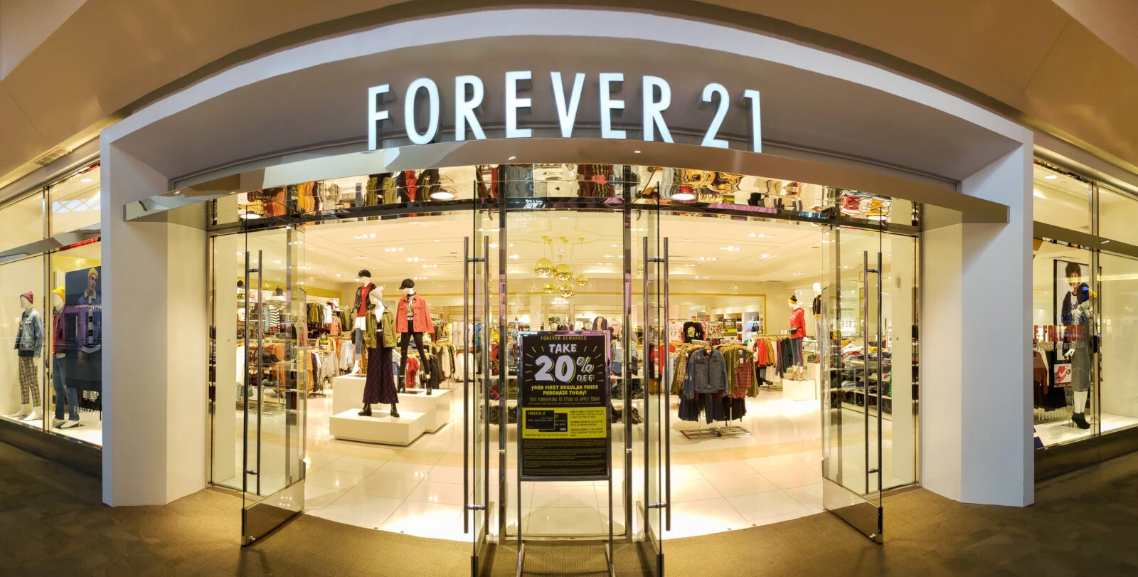 Panoramic view of a Forever 21 store front