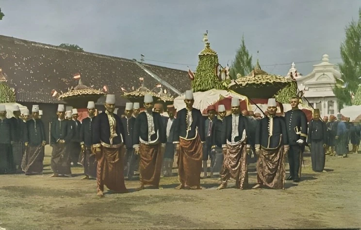 Court official of the Sultan of Java with old insignia In the grebeg Maulud ceremony (Commemoration of the Birth of the Prophet Muhammad). (1900-1940) (The Miriam and Ira D. Wallach Picture Colllection)