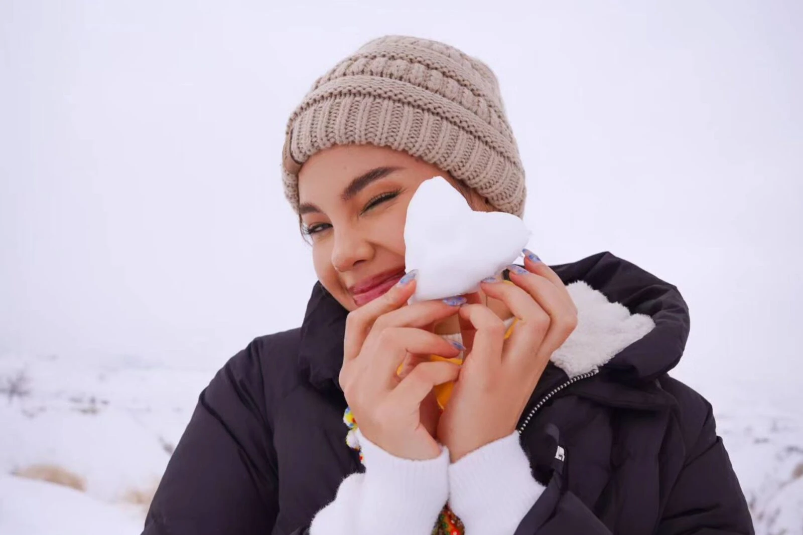 Catriona Gray posing in the snow with fairy chimneys in Cappadocia