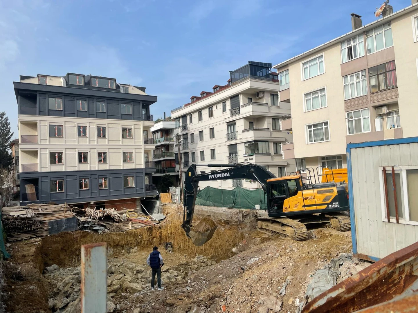 A scene showing the disregard for occupational safety during foundation excavation in Istanbul's urban transformation area.