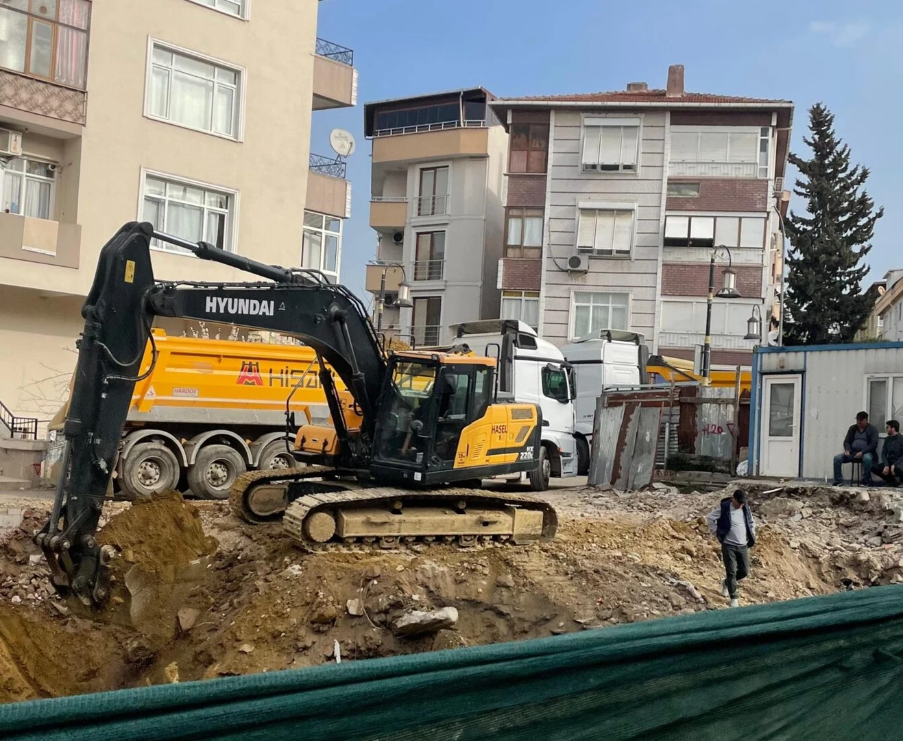 A scene showing the disregard for occupational safety during foundation excavation in Istanbul's urban transformation area.