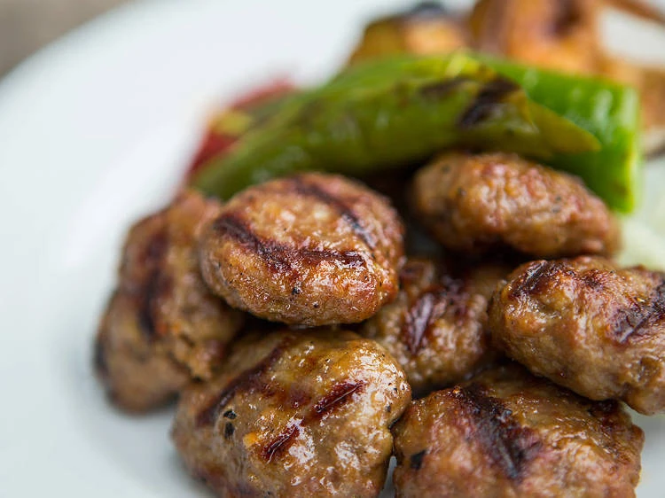 A plate of Sultanahmet köfte, Istanbul’s renowned grilled meatballs.