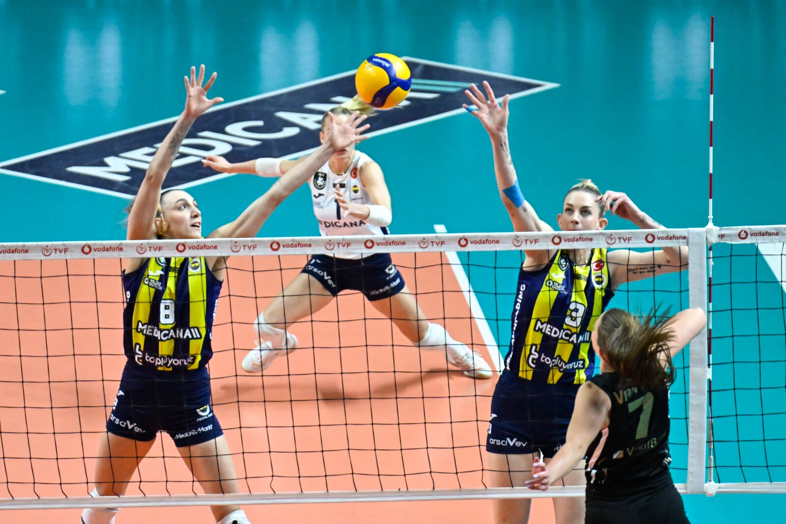 VakifBank crowned 2024–25 Sultans League champions 3 Asli Kalac (8) and Magdalena Stysiak (3) contest a point against VakifBank’s Reene Van (7),