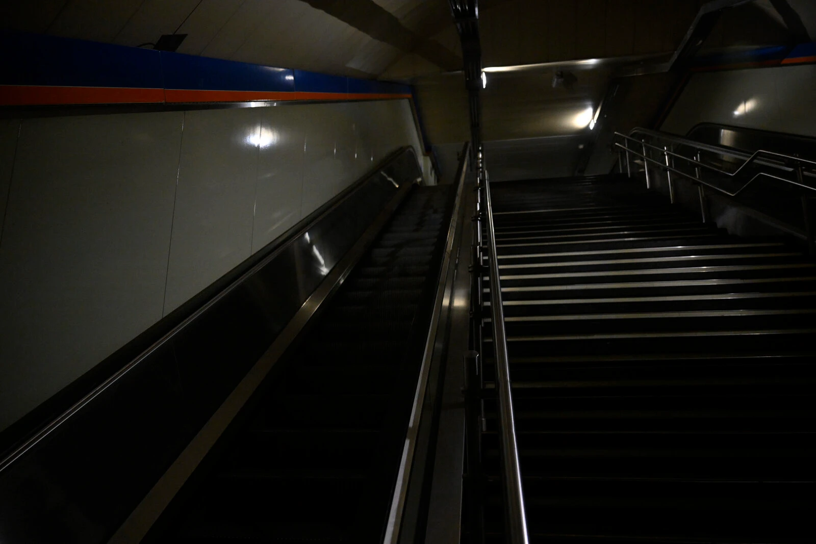 'Türkiye faces no risk of widespread power outages': Energy Minister 4 A metro station after blackout in Madrid