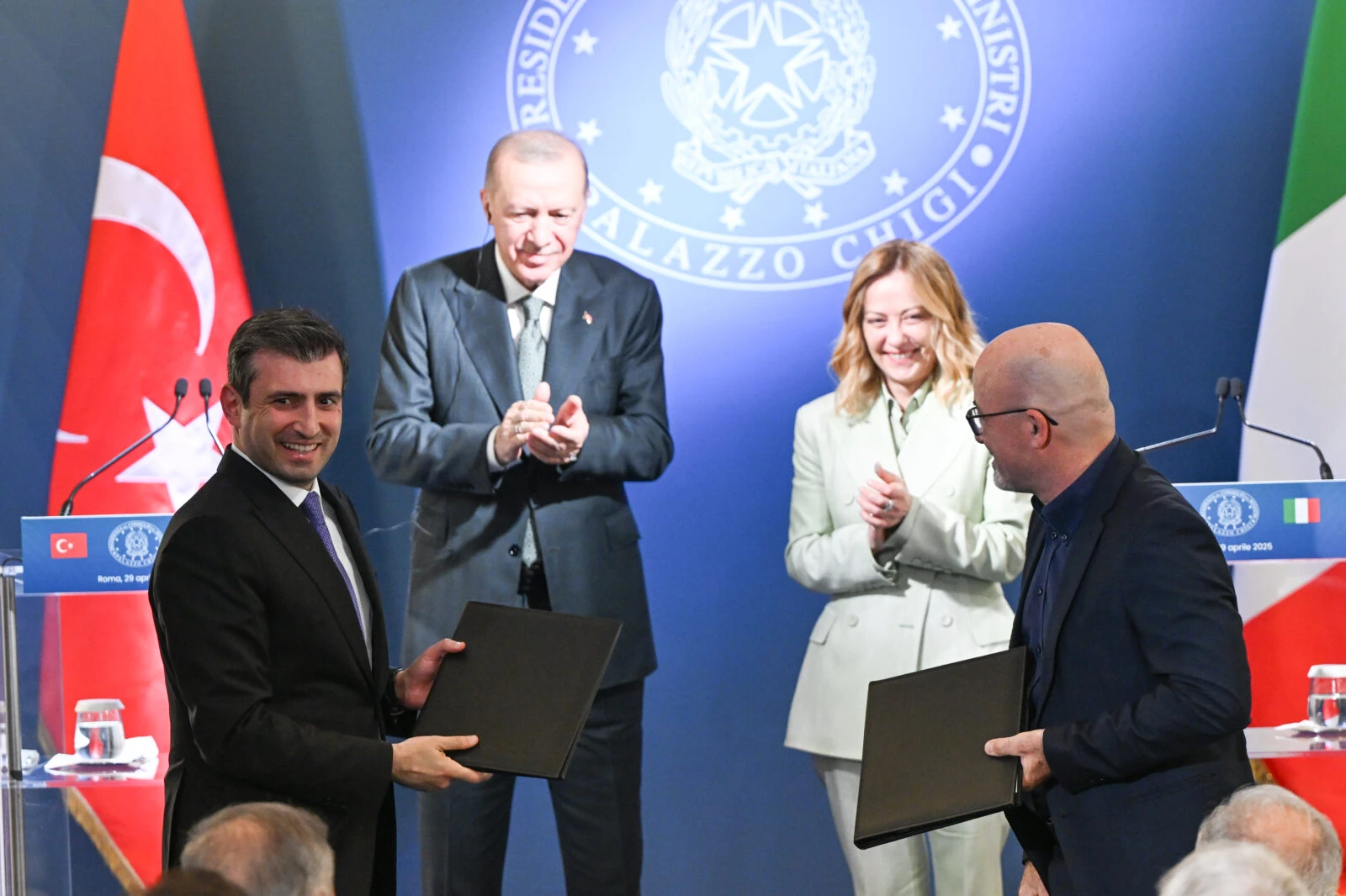 Baykar Chairman of the Board Selcuk Bayraktar (L) and Leonardo CEO Roberto Cingolani (R) 