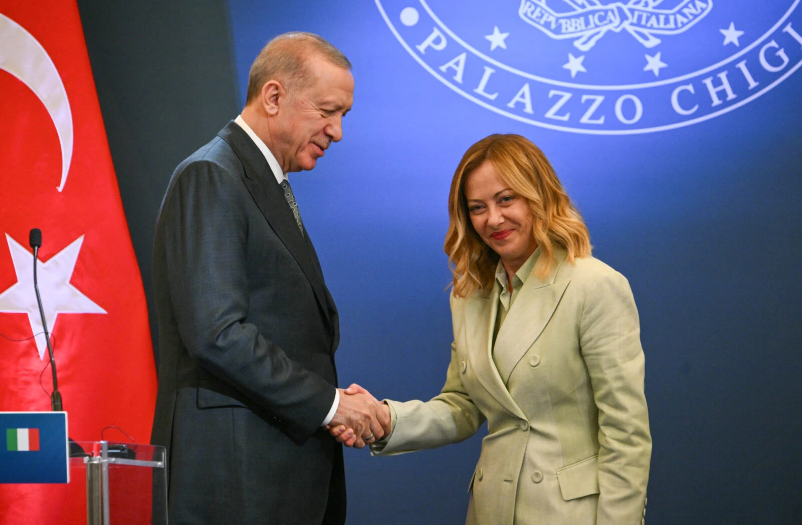 President Recep Tayyip Erdogan (L) and Italy's Prime Minister Giorgia Meloni 