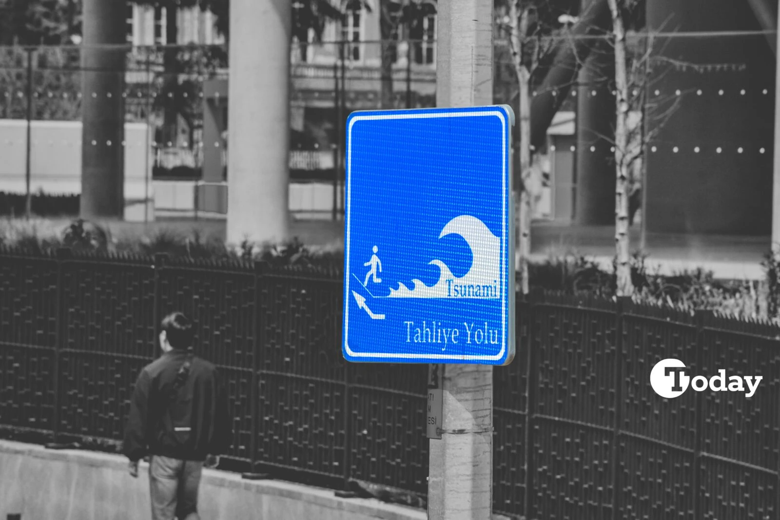 Prepared, not paranoid: Earthquake safety guide for expats in Türkiye 5 Tsunami escape route sign in Galata port, earthquake